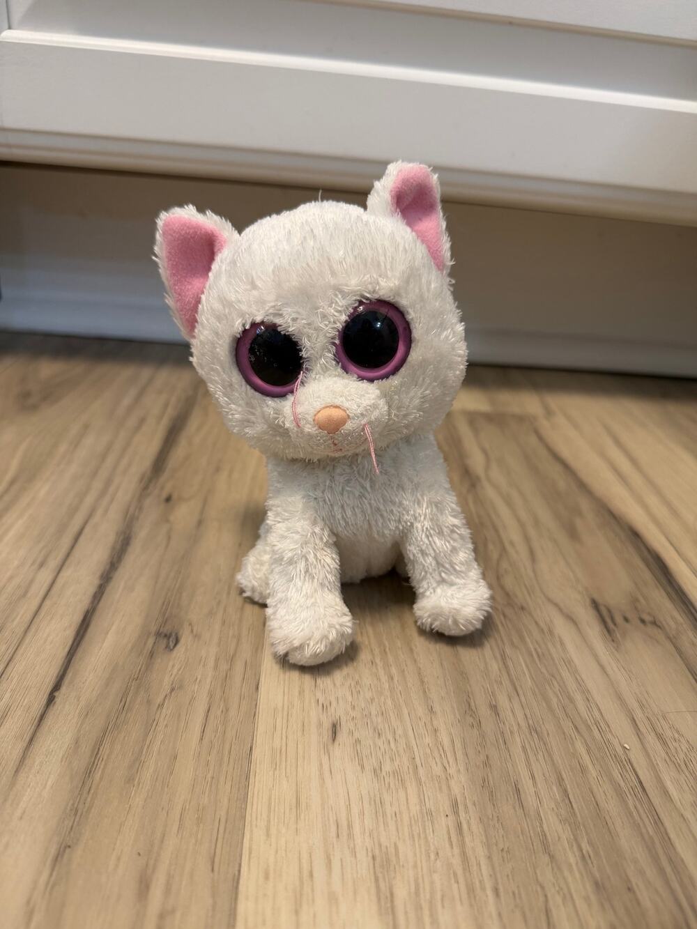 Retired and Rare TY Beanie Boos 2011 6" Cashmere Cat White Cat Solid Pink Eyes
